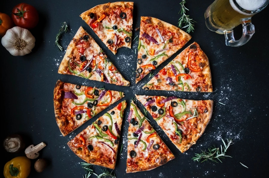8資産の愛称で用いられるピザのイメージ