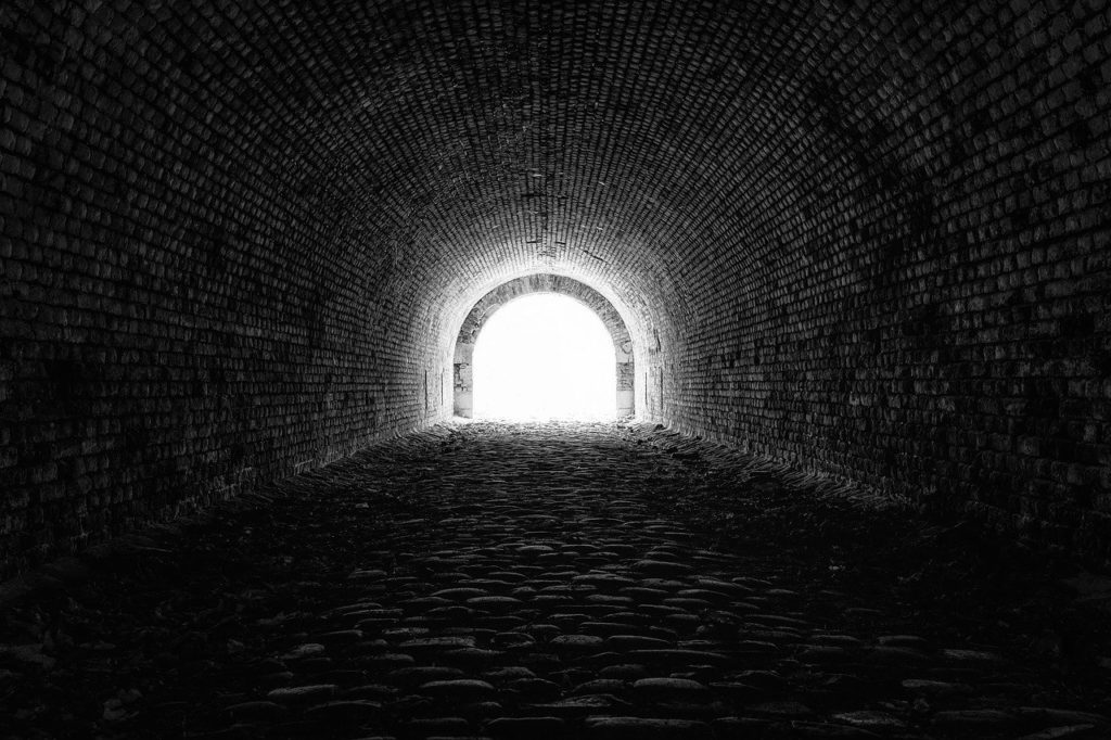 出口が近づくトンネルのイメージ