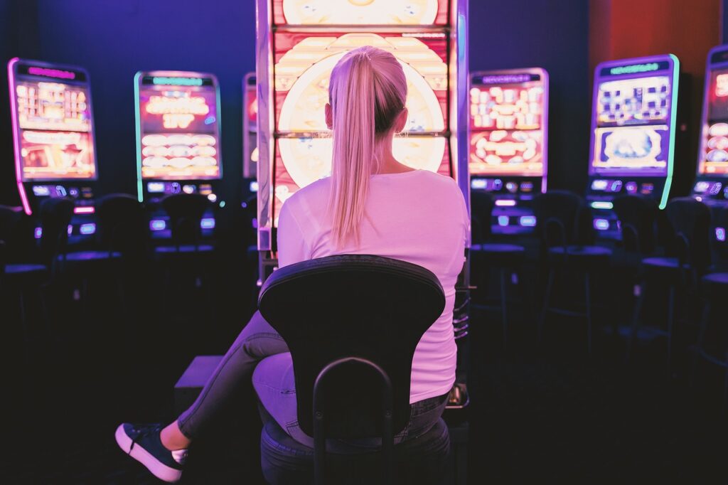 カジノでギャンブル(スロット機)に興じる女性のイメージ